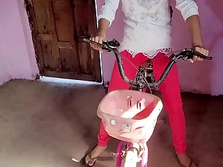गांव की लड़की साइकिल चलाते हुए चोदा और दोस्तो ने पकड़ा porn video